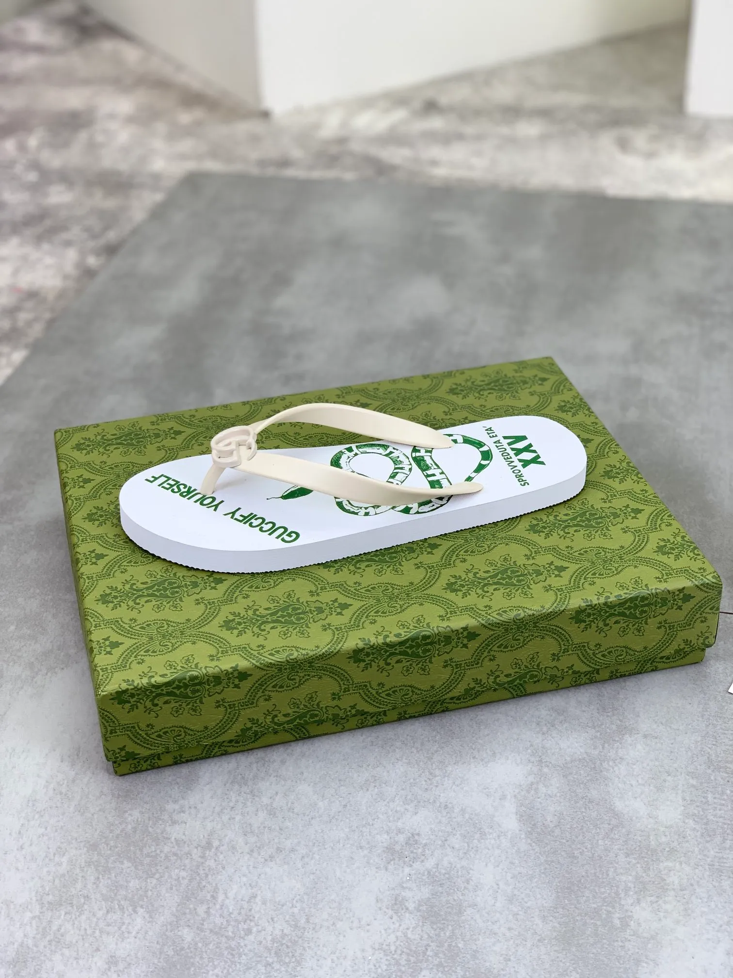 Men's men's shoes 💰P220💰【New style】🆘【GUCCI】Official website's popular Gucci adult couple 🧑‍🤝‍🧑 style, children's flip-flops are on sale at the counter simultaneously! Original fabric imported from Italy. Original bottom provided by the original factory. Size: Adult 36-45. Children’s size: 30-37. Multiple colors available.
